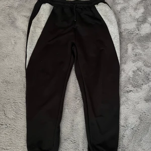 Mjukisbyxor - Mjukisbyxor till herr från Shein, hittar ingen storlek men gissar på M-L. Använda men fint skick! 91cm midja-fot 40cm i midjan