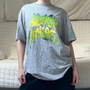Grå Weekday T-shirt med tryck - En så snygg T-shirt från Weekday med ett grönt tryck, i storlek M men med oversized passform💚