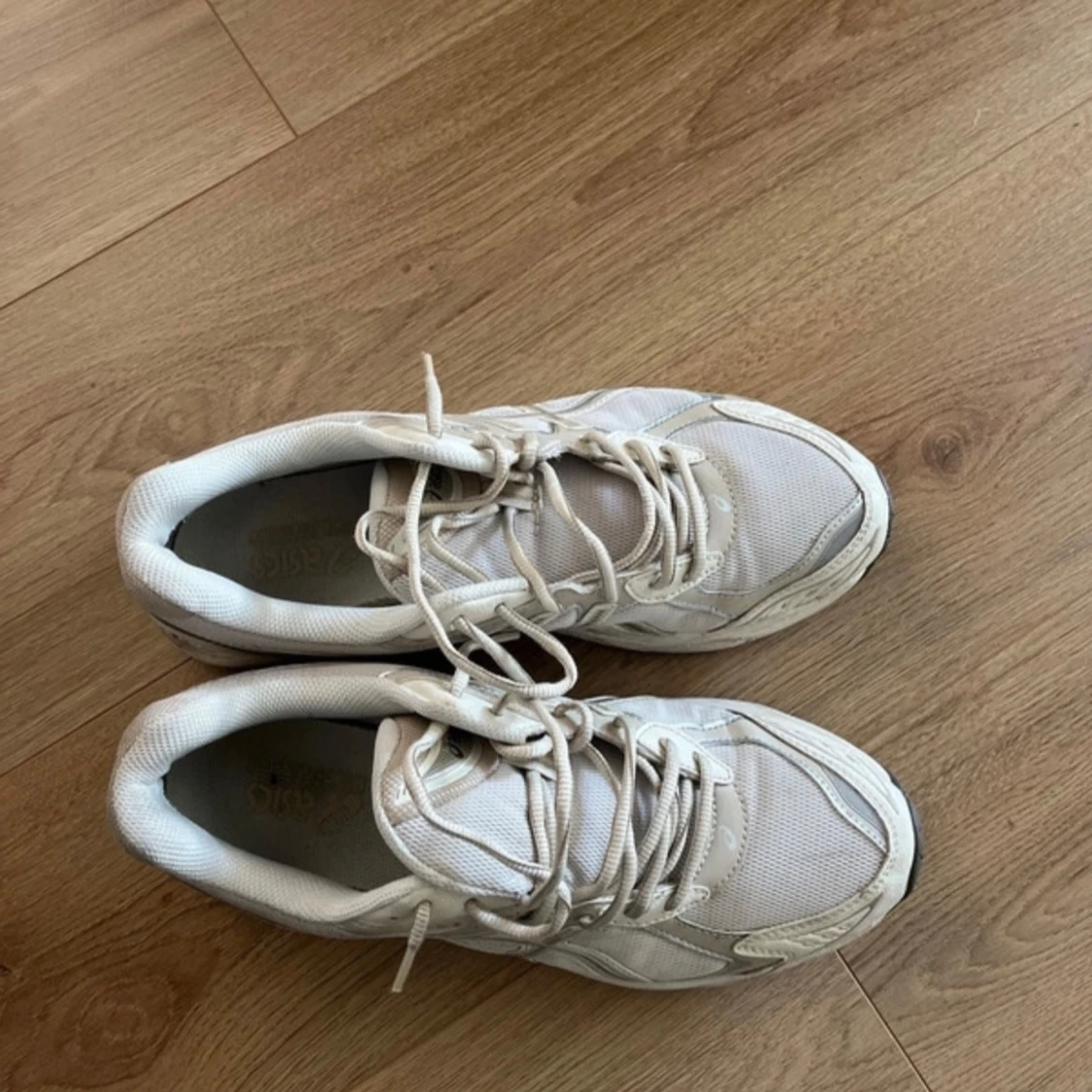 Vita sneakers från Asics - 1