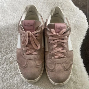 Valentino Flycrew - INTRESSEKOLL                                                             Rosa Valentino Flycrews, hyfsat använda men fortfarande ett gott skick. Skriv för intresse.