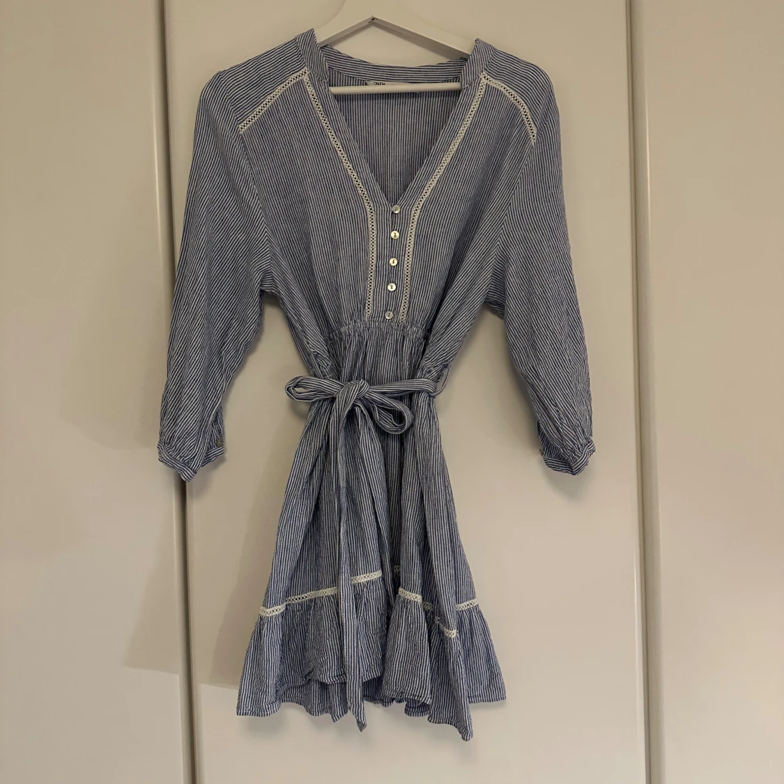 Randig blåvit kortklänning från Zara