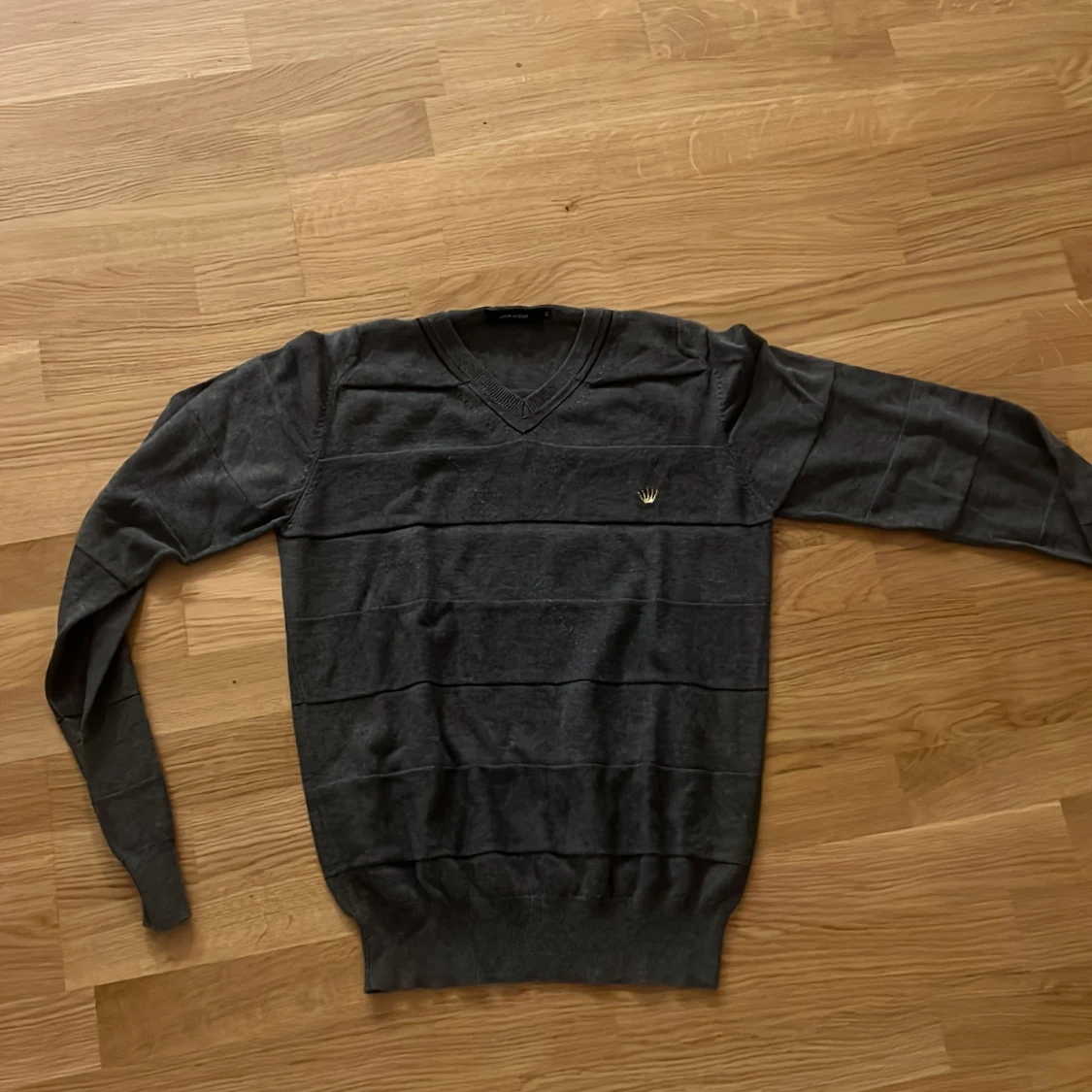 Mörkgrå v-ringad tröja med brodyr