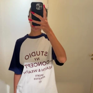 Vit och marinblå t-shirt Studio NY - Nyskick 