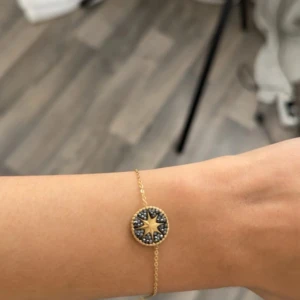 Guldigt armband med stjärndetalj - I rostfritt stål, tål vatten. Nyskick 