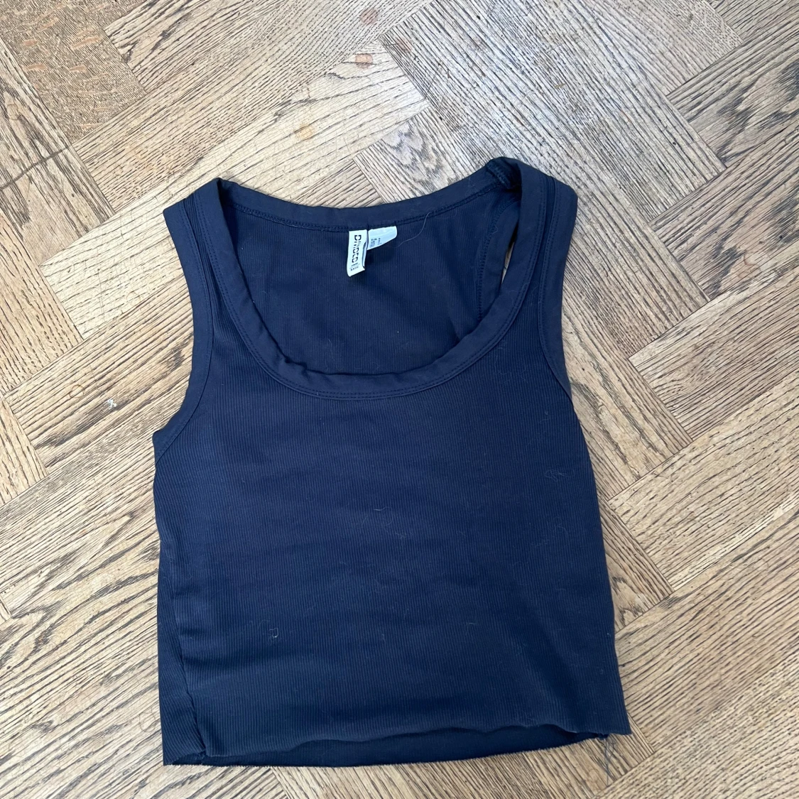 Mörkblått ribbat HM linne - 2