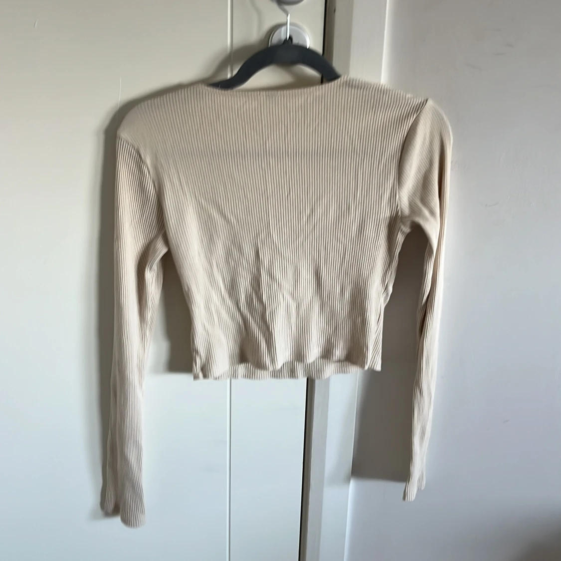 Beige ribbad croppad långärmad topp - 1