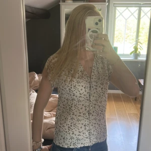 Beige prickig blus  - Snygg prickig blus i nytt skick. Använd en eller två gånger. Som ny.