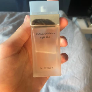 Dolce & Gabbana Light Blue EdT 25ml - Fräsch parfym från Dolce & Gabbana, Light Blue Eau de Toilette. Flaskan är frostad glas med silverfärgat band och ljusblått lock. Kommer i en ljusblå sammetsliknande kartong. Volymen är 25 ml, perfekt att ha med sig i väskan.