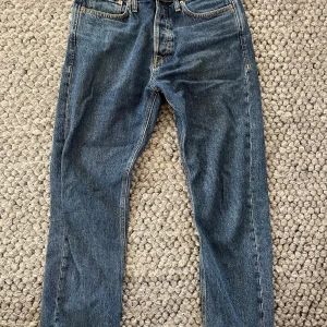Jack & Jones Jeans - Säljer Jeans från Jack & Jones. Strl 28/30 ✅. Använda ett fåtal gånger. Hör av dig vid frågor!