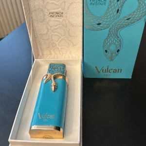 Parfym Vulcan Feu - French avenue  - Jag säljer denna Vulcan Feu parfymen från French avenue, använd en gång. Frisk ultra realistisk mango doft, håller på huden i cirka 10 timmar, extremt kraftfull. Jag samlar på parfymer så köpte denna online då den blev rekommenderad till mig, jag fick hem den och insåg då att den är aldelles för ungdomlig för min smak. 