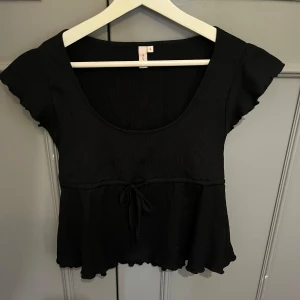 Söt volang T-shirt - En söt volang t-shirt från Nelly. Storlek S. Använd fåtal gånger 