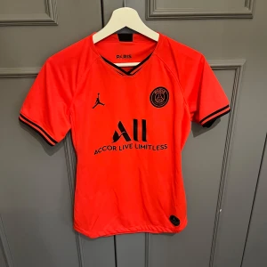 PSG T-shirt  - En jättefin PSG tröja i korall färg. Storlek S. Använd fåtal gånger. 