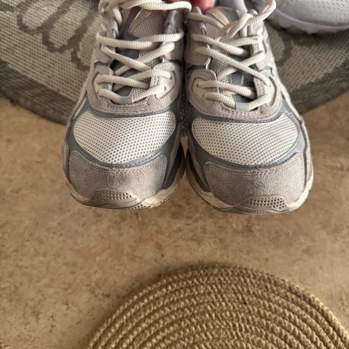 Gråvita Asics sneakers med mesh - 2