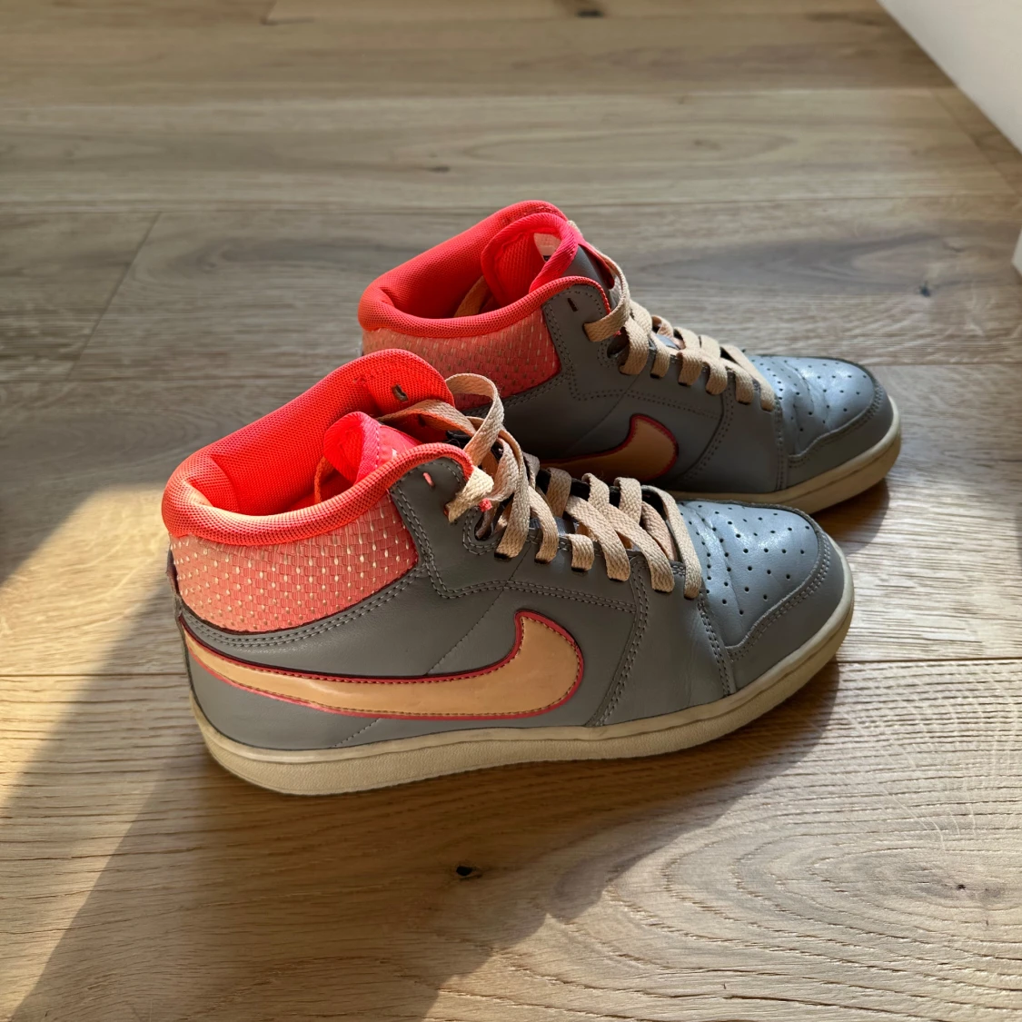 Unika Nike grå och korall höga sneakers - 3