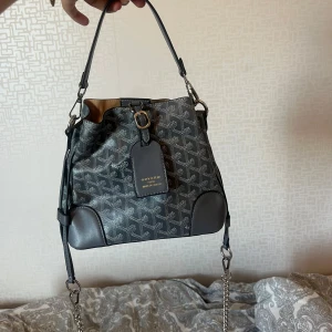 Grå shoppingväska - Pris kan diskuteras 