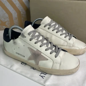 Golden goose - Golden Goose Superstar sneakers i vitt skinn med grå mockadetaljer och grå snörning