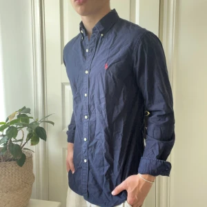 Ralph Lauren skjorta M - Ralph lauren skjorta M, inga större defekter men den är använd. Modellen är 180,75 kg! 🫶