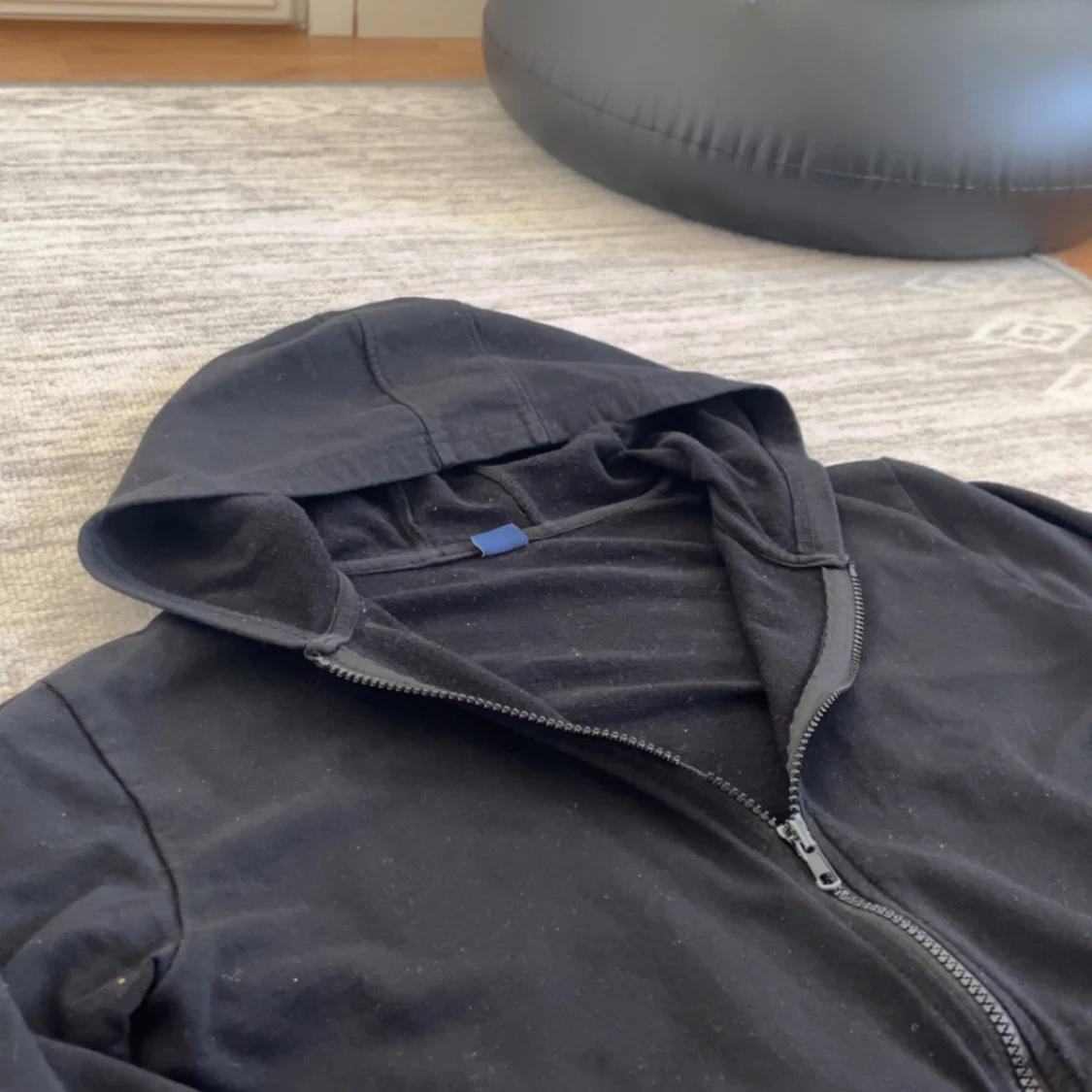 Svart hoodie med dragkedja - 1