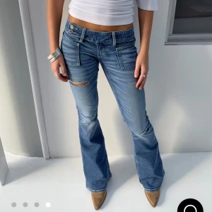 Lågmidjade jeans gina - Säljer dessa jeans från gina då de tyvärr inte passade, aldrig använda så i princip nya i storlek M💗skriv vid frågor eller egna bilder