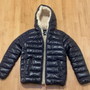 Save The Duck pufferjacka - Säljer en mörkblå pufferjacka från Save The Duck då jag använde den 2 gånger förra vintern, jätte varm och skön. Kan gå ner snabbt i pris. Passar mig bra som är S