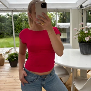 Topp BikBok - Säljer denna topp från BikBok ❤️ Så fin färg och snygg i ryggen!! Storlek S