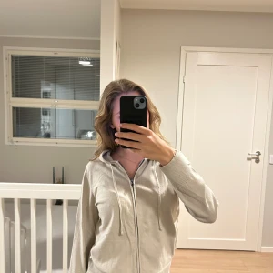 Mysig beige tröja - Tröja med dragkedja. Påminmer om soft gote tröjan.