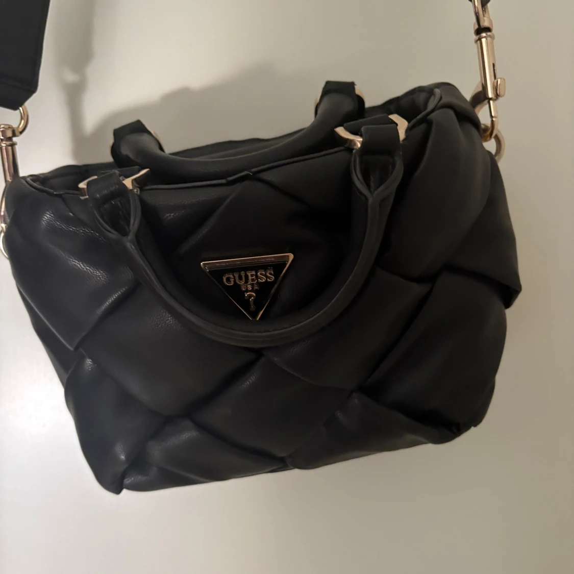 Svart quiltad axelväska från Guess - 3
