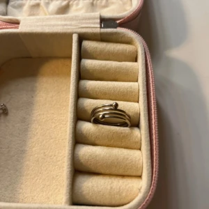 Trendig silverring - Säljer en supersnygg silverring.