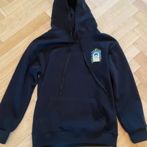 Svart Casablanca hoodie  - Stilren Casablanca hoodie som är riktigt snygg men är tyvärr för liten för mig, använd vid ett tillfälle men är som ny. Storleken är s men sitter mer som xs. 
