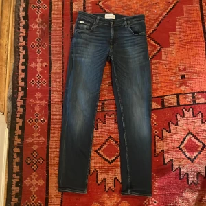 Blå enkla men tvär feta jeans. Lindbergh - Snygga blå jeans från Lindbergh med slim fit passform och klassisk femficksdesign. Jeansen har en lite mörkare blå färg med lätt stentvätt. Perfekt för dig som gillar en smal siluett men fortfarande inte skinny och vill ha ett stilrent plagg i garderoben. Rekommenderar att ha på sig med lite häng. Orginal pris: 799kr🤓 mitt pris: 230kr! 😍 