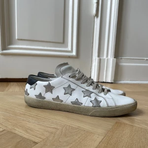 Saint Laurent skor - Tja! Säljer mina YSL skor. Har använt de under sommaren så de är fortfarande väldigt fräscha. Tveka inte på att höra ev er vid frågor!