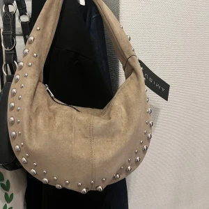 Väska - Snygg beige oanvänd väska från Amisu 🤎