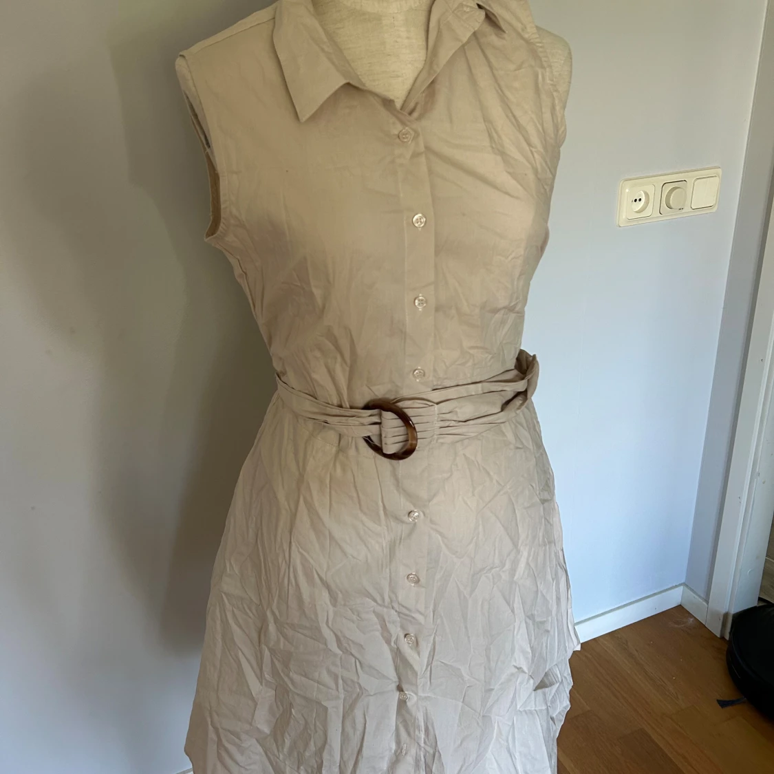 Beige ärmlös skjortklänning med bälte - 2