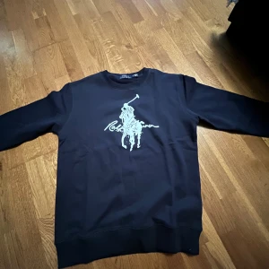 Ralph louren tröja  - Endast andvänd enstaka gånger, marinblå färg. Storlek S. 