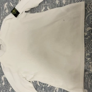 Stone island tunn tröja - Tunn stickad stone island tröja. Storlek L men passa M/L. Har använt ett antal ggr därav priset