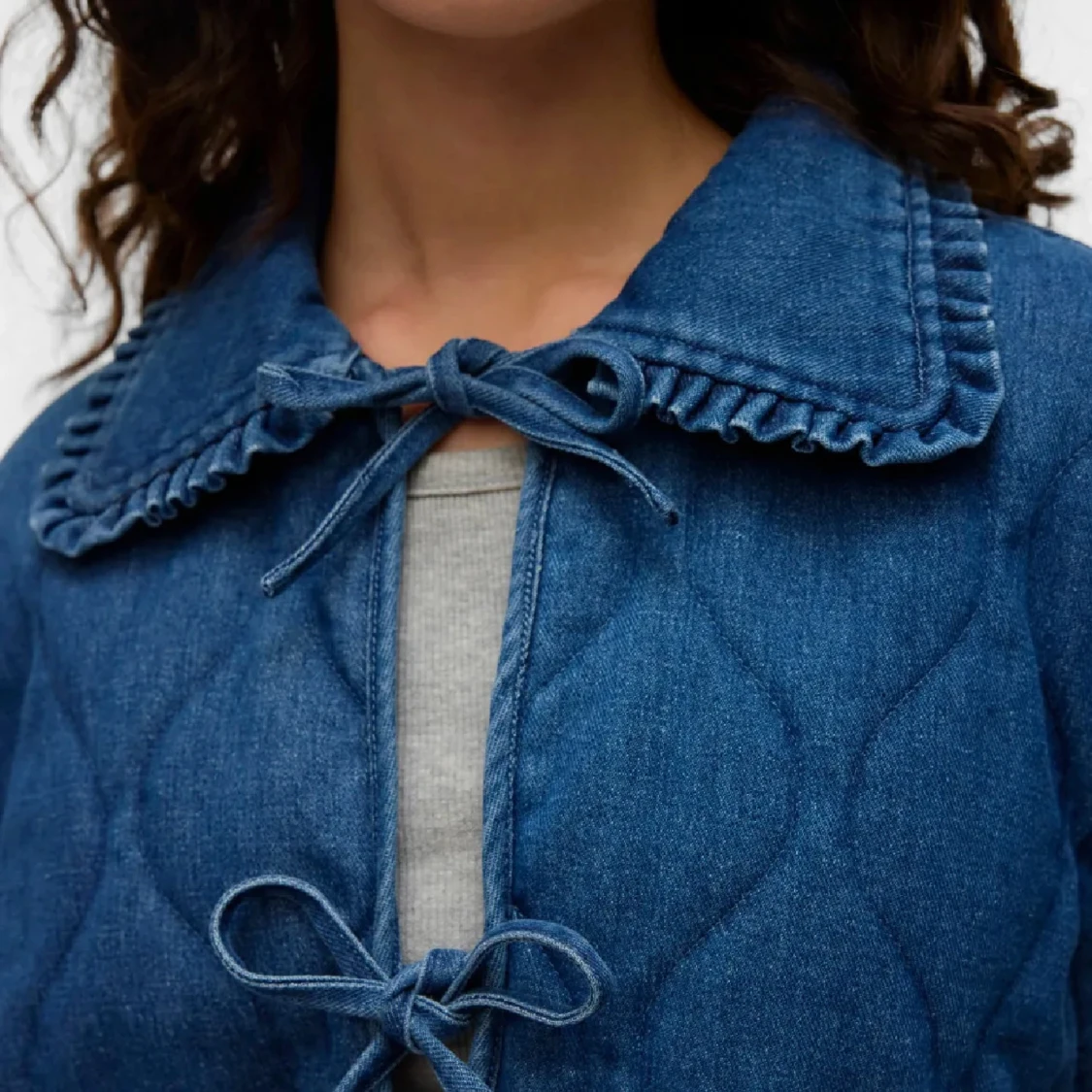 Quiltad jeansjacka med knytning - 2