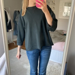 Sweatshirt  - Mörkgråblå tröja ifrån Zara inga större tecken på användning.super skönt material 
