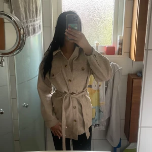 Kappa - Man kan se lite användning av kappan men den är inte använd mycket, säljer eftersom att den inte kommer till användning, kappan ä ifrån Only och är i storlek M. Färgen skulle jag säga är en mörk beige, jättefin till hösten!