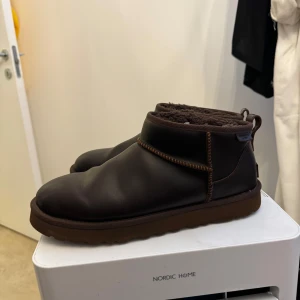 Ugg Läder Stövletter Brun strl 45 - Ett par bruna Ugg stövletter. Perfekt för höst och vinter. Bekväma och varma. Använd sparsamt  Strl 45 Pris kan diskuteras