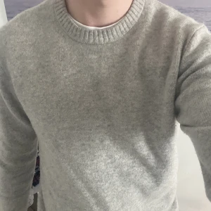 John Henric Stickad ulltröja  - John Henric stickad tröja i ull och färgen grå. Mycket bra skick bara lite nopprig. Annars är den fin. Storlek M men passar också storlek S. Har inte krympt i tvätten eller så. Säljs för 500kr nypris runt 1300kr. Pris går att diskutera🤩Kontakta mig om du har frågor👍🤗