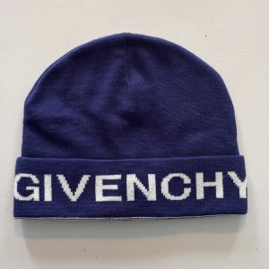 Givenchy mössa navy - Säljer en givenchy mössa (blå) one size. Riktigt fett mössa. Pris kan diskuteras😊