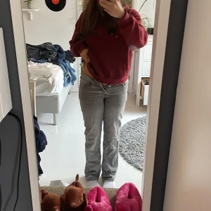 Ljusgrå lowwaisted jeans - Supersnygga lowwaisted jeans från lager157 i modellen icon