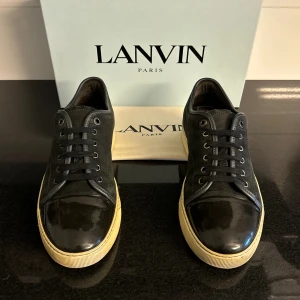 Lanvin Skor - Feta Lanvin skor i svart | UK 9 som motsvarar ca 43-44 | Dem är i ett bra skick med vissa tecken av användning | Lanvin-dustbag följer med | Tveka inte att kontakta oss vid minsta fundering!