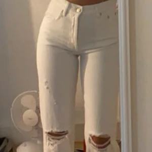 Vita jeans med hög midja - Använda ca 2 gånger, säljer då dom är försmå 