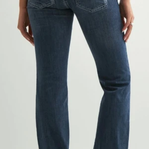 Blå bootcut jeans med låg midja - Snygga blå jeans med bootcut passform och låg midja. Jeansen har klassiska fickor både fram och bak, samt tydliga sömmar och en lätt utsvängd benvidd. Perfekta för en avslappnad och trendig look.