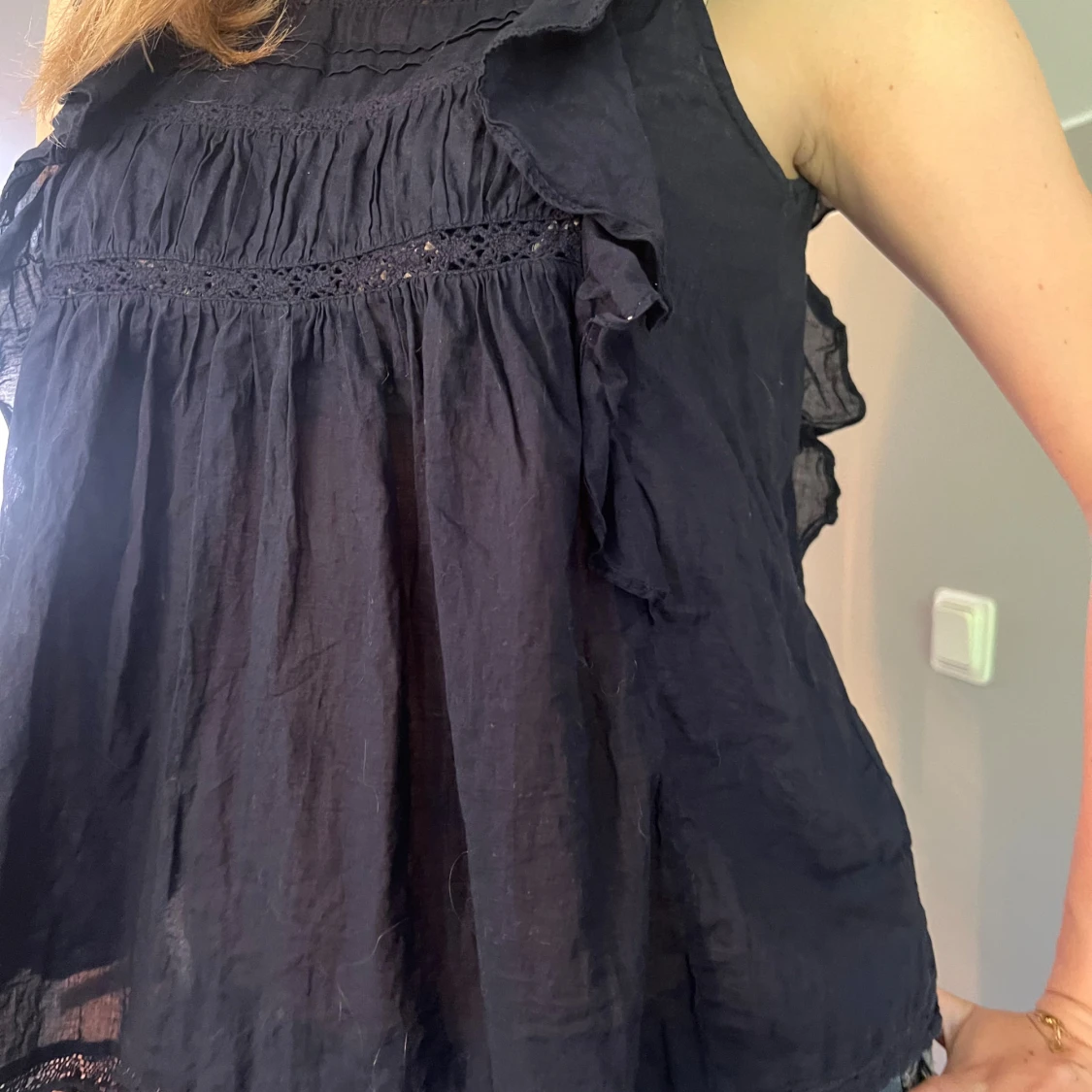 Mörkblå volangblus från Holly & Whyte