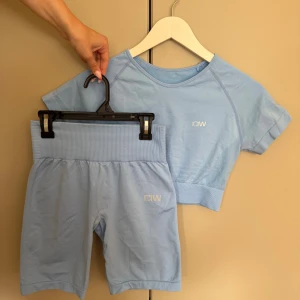 Ljusblått ICIW träningsset, en färg som inte säljs längre 🌼 - Säljer detta supersnygga ljusblå set från ICANIWILL. Färgen säljs inte längre på hemsidan. Setet är använt ett fåtal gånger & både överdel och underdel i stl S. Inga tecken på att det är använt nästan, finns inga noppror eller så. Modellen är deras define seamless. Nypris för shortsen är 499:- & för toppen 399:-. 