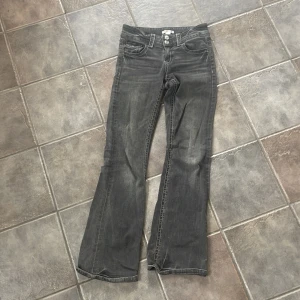 Bootcut jeans från Gina Tricot - Jeansen är bootcut med klassiska fickor. Det är en fin grå/svart färg. De är köpta på Gina Tricot för 399 kronor. Säljer nu för 150!
