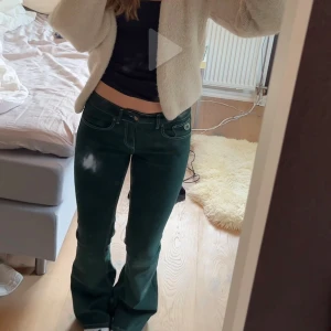 Mörkgröna Lois jeans - Så coola jeans från lois💚storlek W29 L32, de har en liten fläck på höger ben som säkert går bort i tvätten (inte det som syns på första bilden, hade bara smutsig spegel😅)