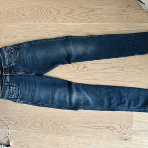 Replay jeans - Mörkblåa replay jeans storlek w28/29. Säljer då dom inte längre passar. Fråga gärna efter mått innan ni köper! Tar även bud 